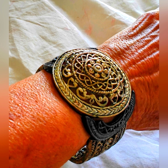 Intricate SilverTone Stretch Bracelet - Picture 1 of 5